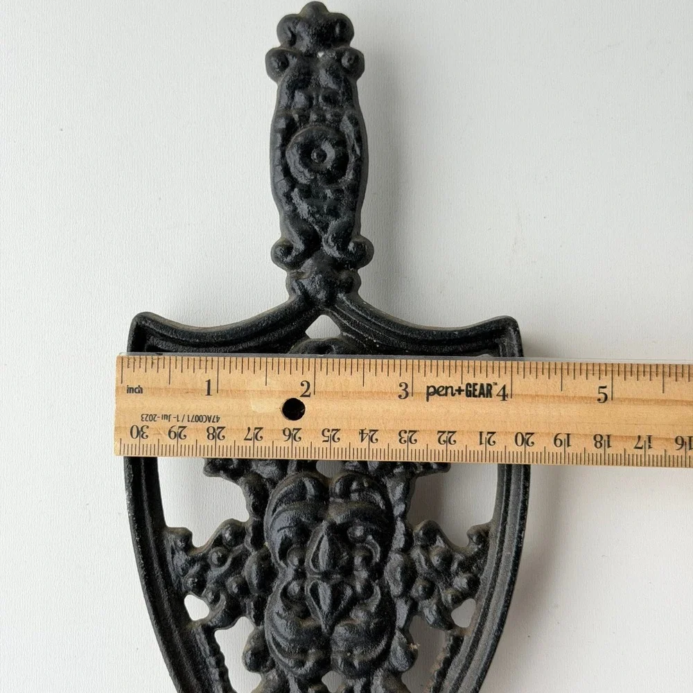 Vintage‎ Cast Iron Trivet Ornate Crest Shield Floral Scroll French Old World